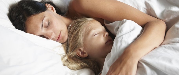 enfant dort avec parent